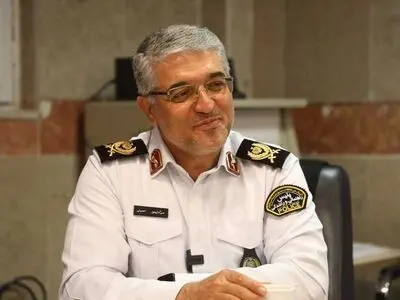 همراهی رئیس پلیس راهور با فرزند شهید ضیاءالدینی برای رفتن به مدرسه