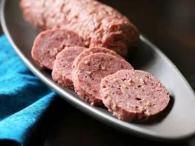با این روش ساده در خانه کالباس درست کنید