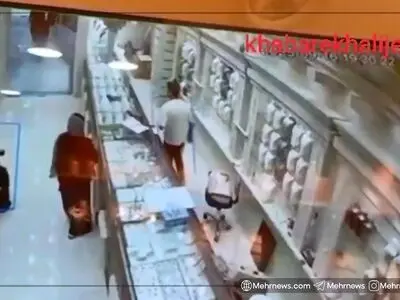 لحظه سرقت مسلحانه از یک طلافروشی با لباس زنانه در قشم + فیلم
