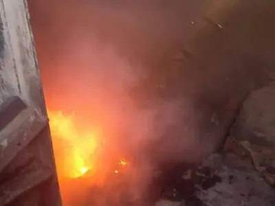 مهار آتش‌ در کارگاه‌های مبل‌سازی در اسلامشهر/ مصدومیت یک آتش‌نشان