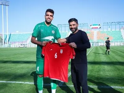 پیراهن تیم ملی به بازیکن بااخلاق ذوب‌آهن اهدا شد