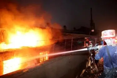 امداد رسانی آتش نشانان به یک مورد حریق گسترده منزل مسکونی در بابل