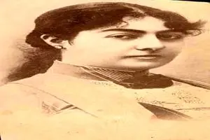 ژست جالب «تاج‌السلطنه، دختر ناصرالدین‌شاه» با لباس اروپایی+ عکس
