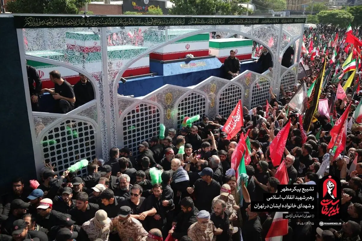 ‌خودروی حامل پیکر مطهر رهبر شهید انقلاب در میدان آزادی متوقف شده است