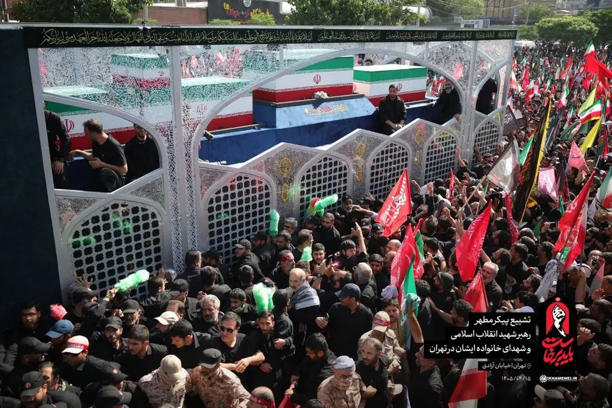‌خودروی حامل پیکر مطهر رهبر شهید انقلاب در میدان آزادی متوقف شده است