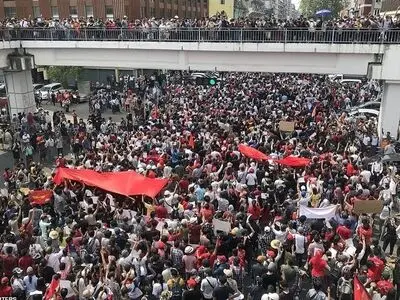حمایت جهانی از کارگران معترض میانماری/  پاسخ خشونت‌آمیز به معترضان تبعات سختی خواهد داشت 