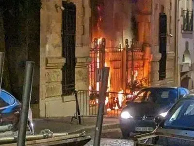 هجوم على السفارة الإیرانیة في باریس وإحراق الباب الخلفي للسفارة