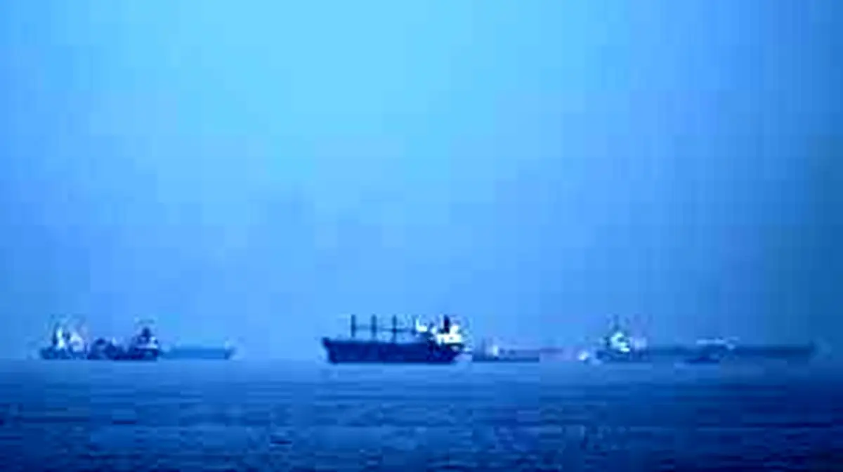 بازگشت ۲۰ کشتی از تنگه هرمز/ یک نفتکش هندی هدف قرار گرفت