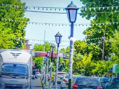 نصب چراغ‌های جدید در رفیوژ میانی خیابان طالقانی بندرانزلی پس از ۱۶ سال