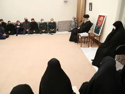 لدى استقبال اسرة الشهید سلیماني.. قائد الثورة: الانجاز العظیم الذي حققه الشهید سلیماني هو احیاء وحفظ وتعزیز وتجهیز جبهة المقاومة