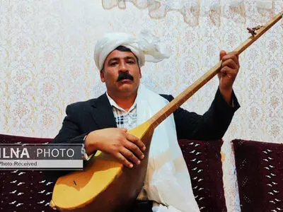 هنرمند اهل سنت که با ضایعات‌فروشی زندگی می‌کند اما برای امام رضا می‌خواند