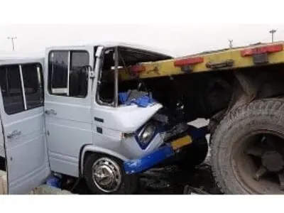 برخورد مینی بوس و تریلی در بندرانزلی، ۱۱ مصدوم بر جای گذاشت
