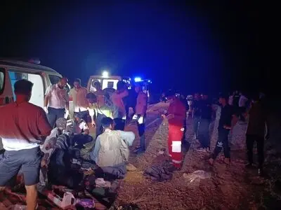 تصادف پژو ۴٠۵ و تریلر در جاده لار _ بندرعباس با ٣ فوتی و ١١ مصدوم