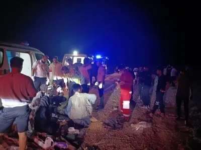 تصادف پژو ۴٠۵ و تریلر در جاده لار _ بندرعباس با ٣ فوتی و ١١ مصدوم