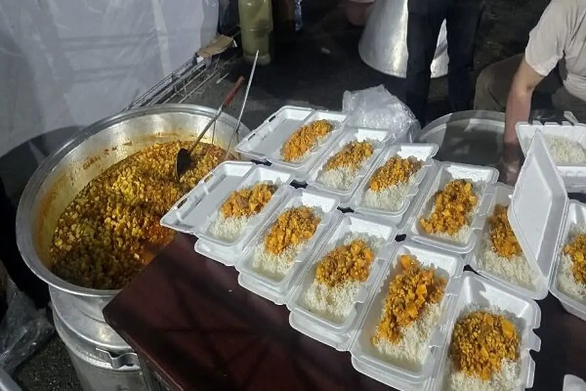 طبخ و توزیع مداوم غذای گرم و میان‌وعده در موکب جنت‌الحسین(ع) شهرداری تبریز