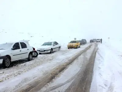 لغزندگی برخی جاده‌های استان مرکزی در پی ورود سامانه بارشی