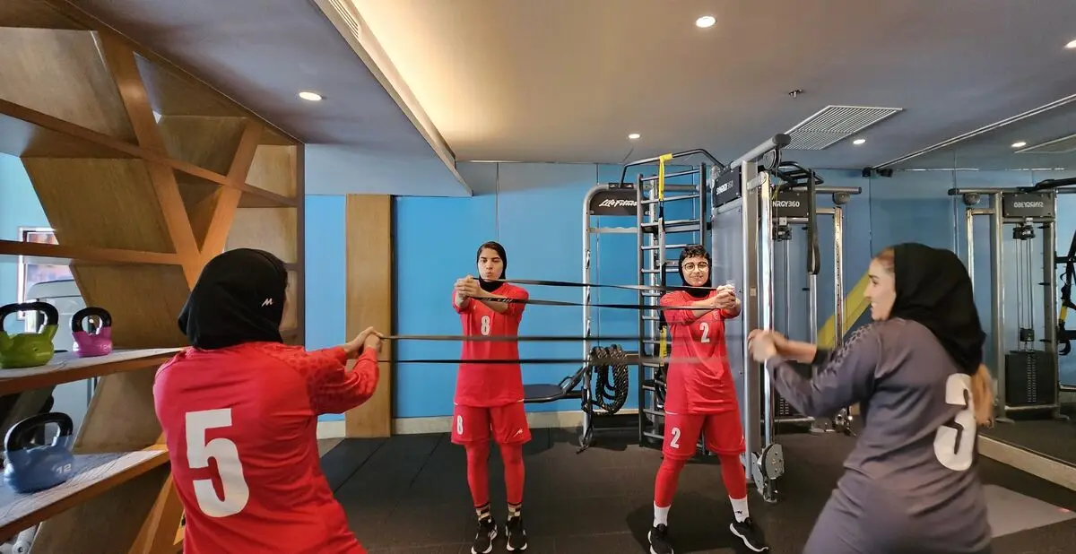جام جهانی فوتسال ۲۰۲۵ بانوان: گرم‌کردن بازیکنان پس از جلسه تئوری
