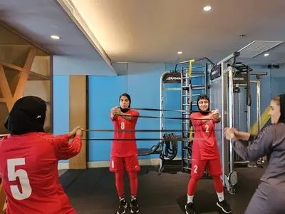 جام جهانی فوتسال ۲۰۲۵ بانوان: گرم‌کردن بازیکنان پس از جلسه تئوری