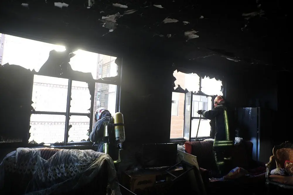 آتش سوزی یک منزل مسکونی و نجات ١۶ نفر از میان آتش و دود در مشهد 
