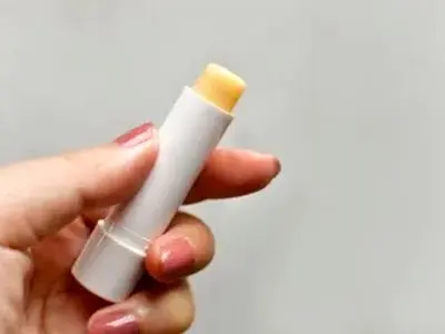 آیا استفاده زیاد از بالم لب باعث خشک شدن لب ها می شود؟