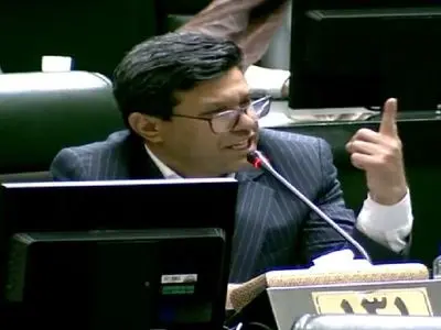 نمیتوان با عناوین اداری، سرنوشت انسانهایی را که عمر و آبروی خود را وقف آموزش کشور کردهاند، نادیده گرفت