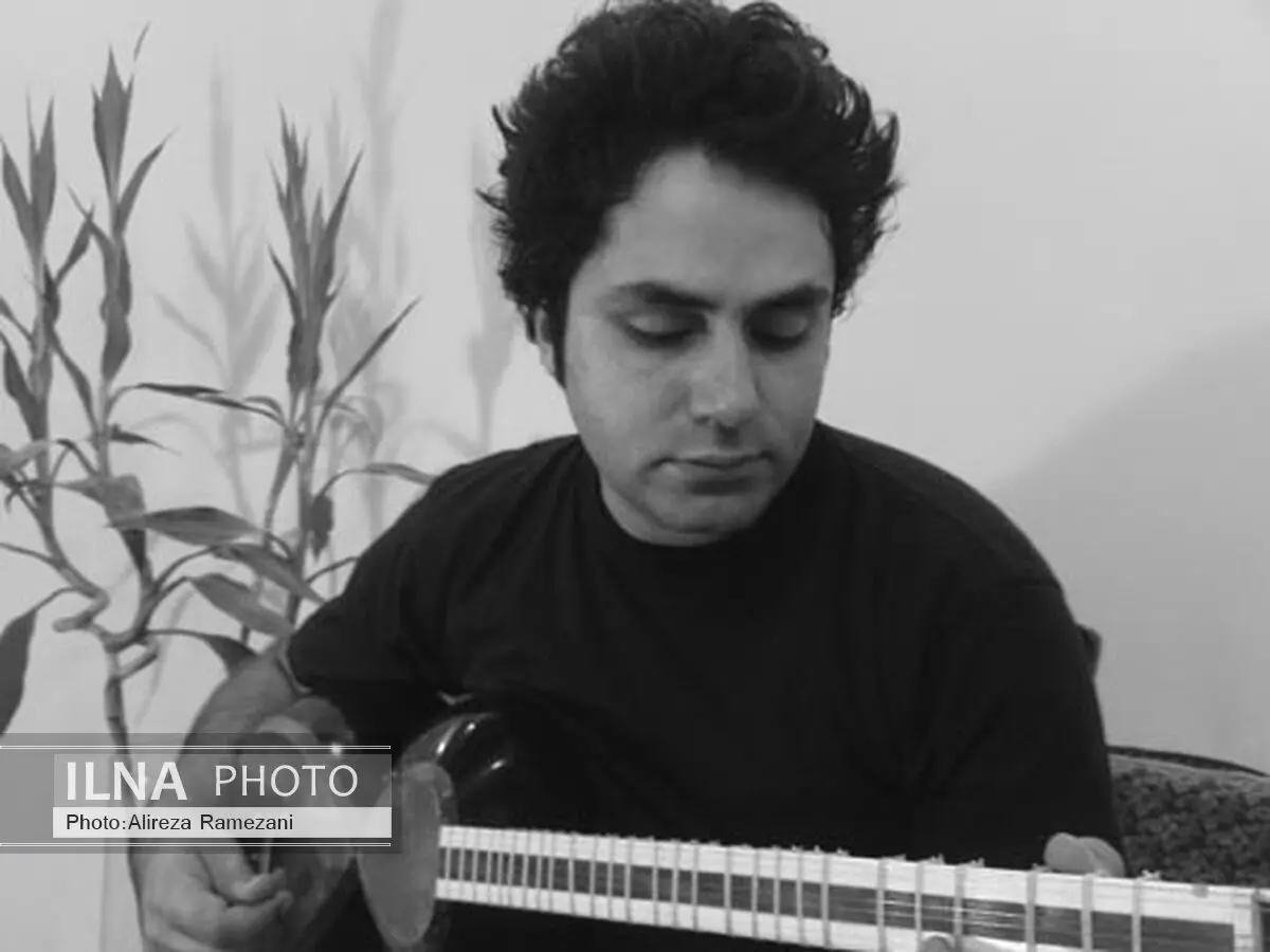 پیوند سنت و مدرنیته در "همهمه‌ی کاشی‌ها" 