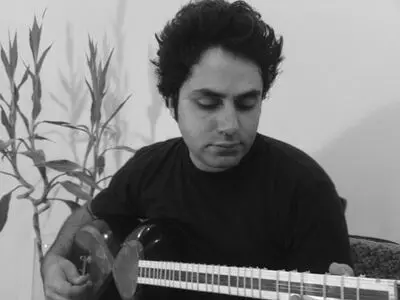 پیوند سنت و مدرنیته در "همهمه‌ی کاشی‌ها" 