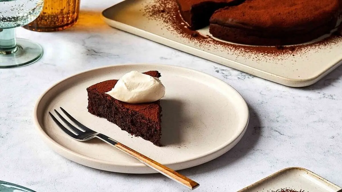 طرز تهیه کیک شکلاتی تابه‌ای خوشمزه بدون فر