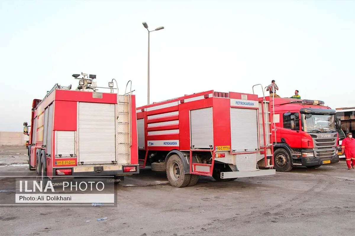کارکنان گمرک شهید رجایی بندرعباس با وجود آسیب‌دیدگی به محل کارشان بازگشتند + عکس