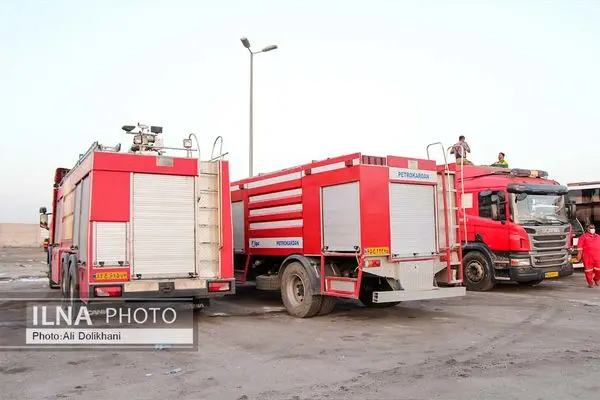 کارکنان گمرک شهید رجایی بندرعباس با وجود آسیب‌دیدگی به محل کارشان بازگشتند + عکس
