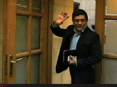 حافظی با ورود قالیباف صحن شورا را ترک کرد