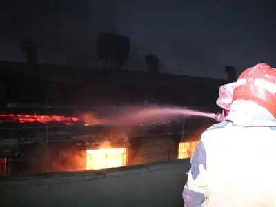 مصدومیت یک آتش‌نشان در حادثه آتش‌سوزی یک کارخانه  در قزوین