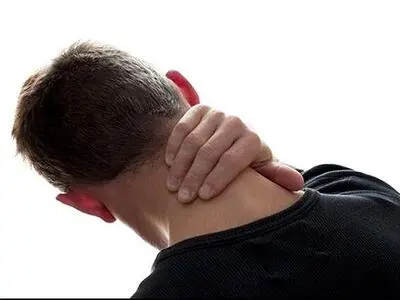 عاداتی که موجب گردن درد می‌شوند