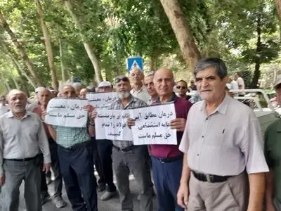 تجمع بازنشستگان فولاد اصفهان در اعتراض به اجرا نشدن متناسب‌سازی/ مشکلات درمانی پابرجاست
