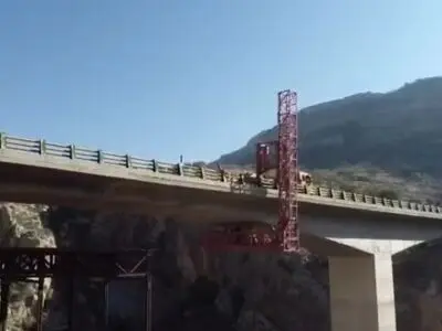 استفاده از دستگاه تخصصی بازدید پل در محور شیراز – کازرون