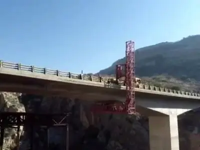 استفاده از دستگاه تخصصی بازدید پل در محور شیراز – کازرون