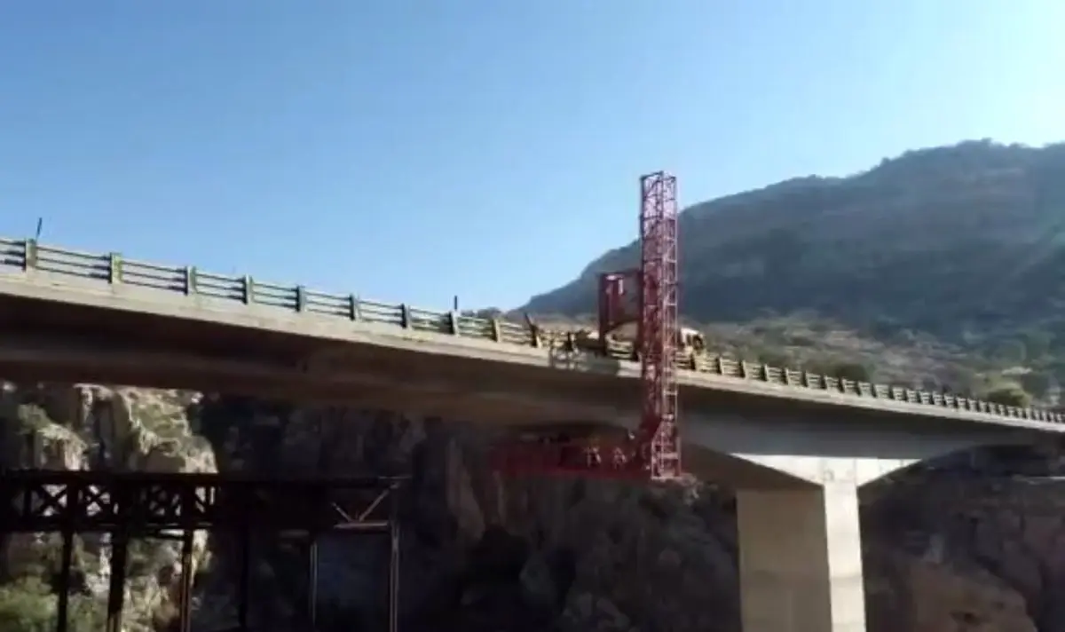 استفاده از دستگاه تخصصی بازدید پل در محور شیراز – کازرون