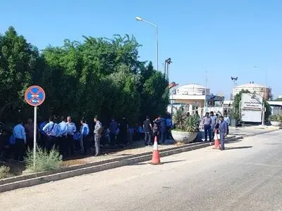 ششمین روز اعتراض کارگران پایانه‌ها و مخازن پتروشیمی بندر ماهشهر / از تبعیض و بی‌عدالتی خسته‌ایم 