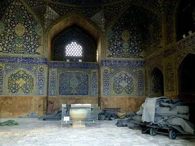 تعجب گردشگران خارجی از وضعیت مسجد امام اصفهان 