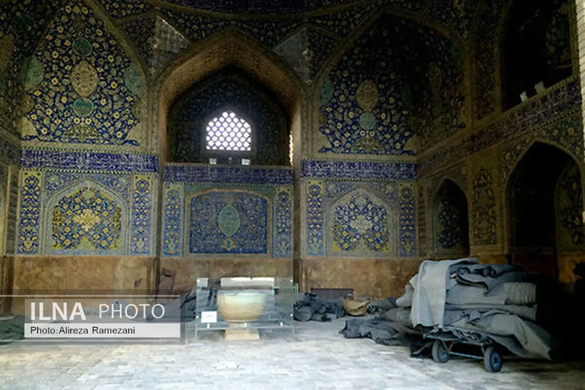 تعجب گردشگران خارجی از وضعیت مسجد امام اصفهان 