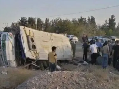 واژگونی مینی بوس حامل کارگران در نیشابور ١٧ مصدوم به جا گذاشت