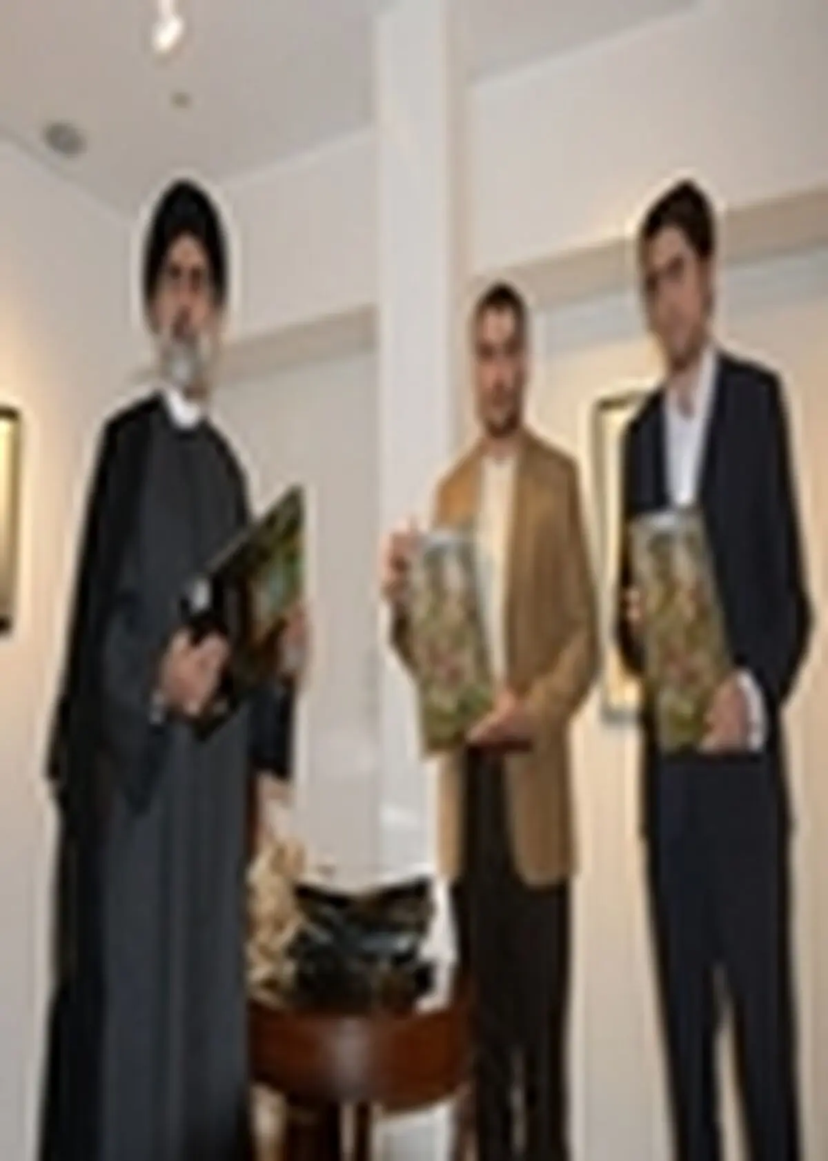کتاب «یا ضامن آهو» در گالرى شکوه رونمایی شد