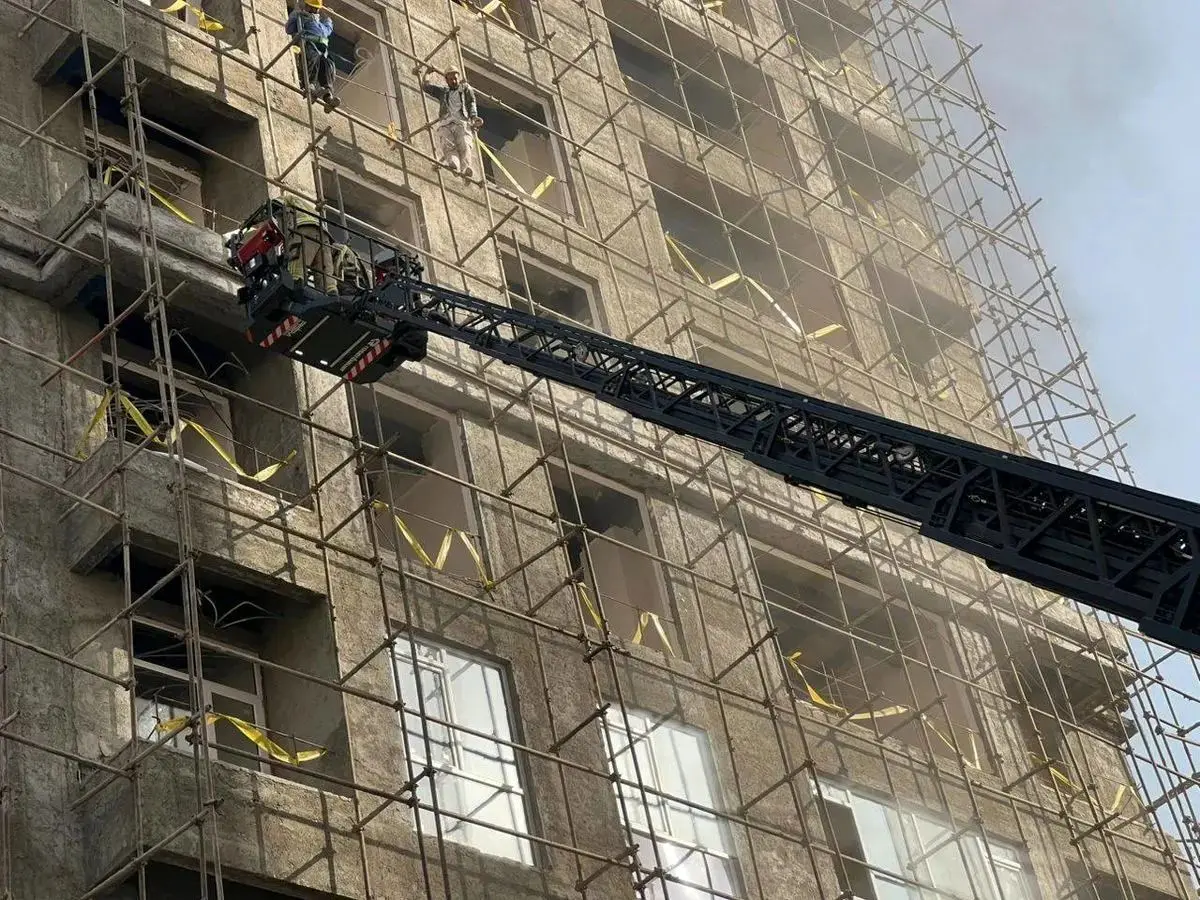 نجات ۳۰ کارگر ساختمانی از آتش‌سوزی یک کارگاه یونولیت