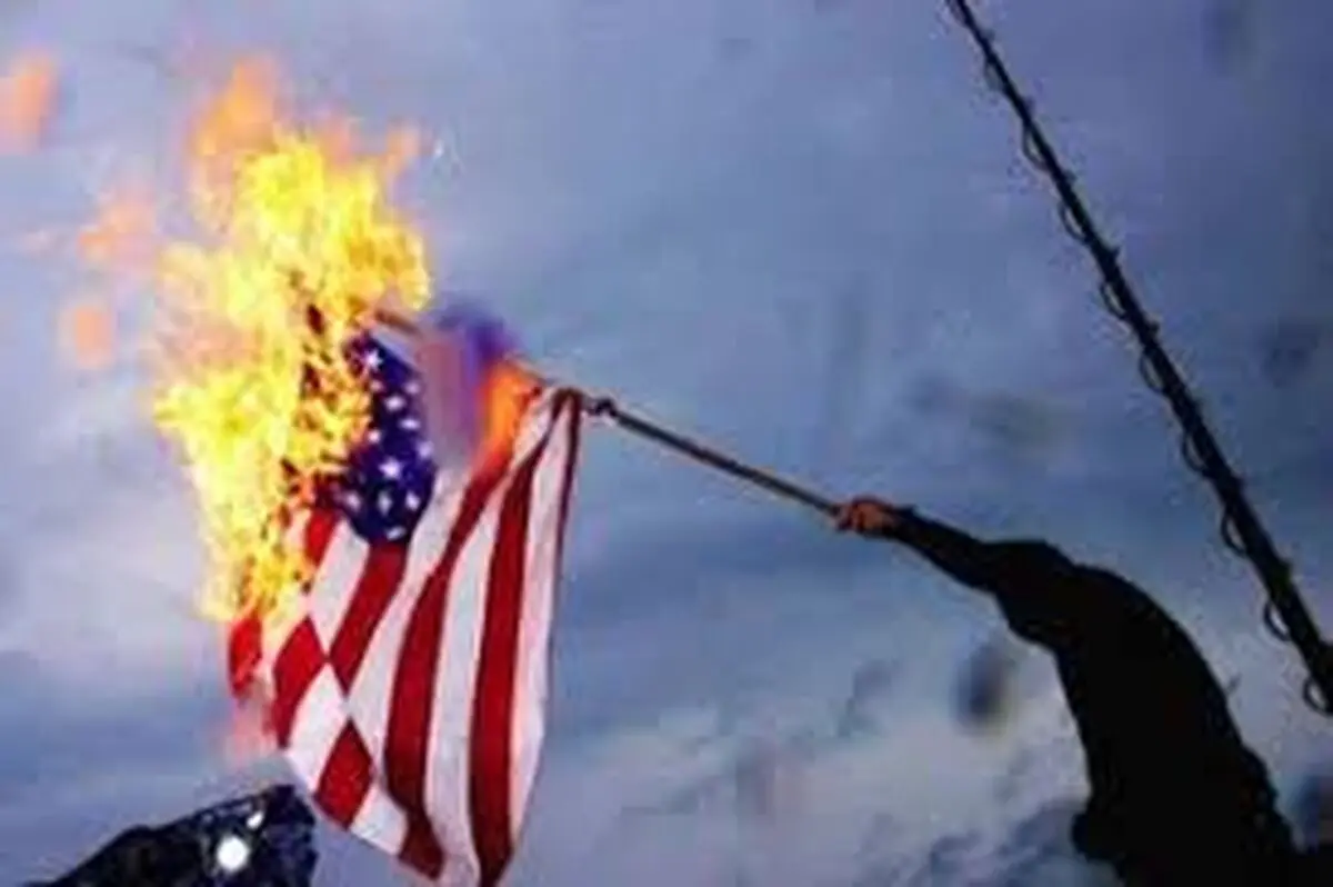 به آتش کشیدن پرچم آمریکا در پاریس + فیلم