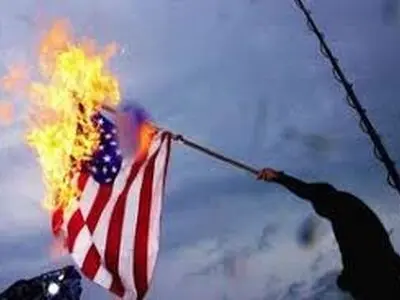 به آتش کشیدن پرچم آمریکا در پاریس + فیلم
