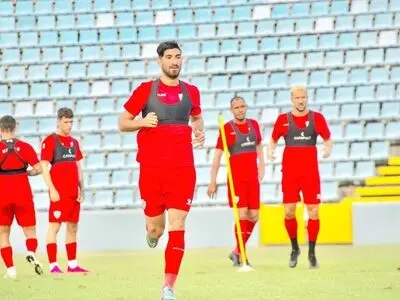 ورود دیر هنگام مغانو در شب پیروزی سانتاکلارا 