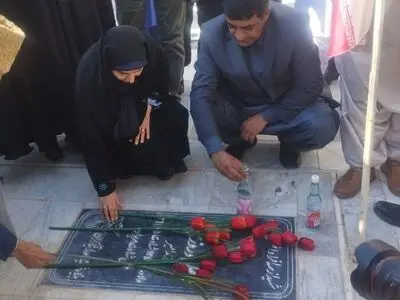 وزیر راه و شهرسازی به مقام شامخ شهدای خاش ادای احترام کرد
