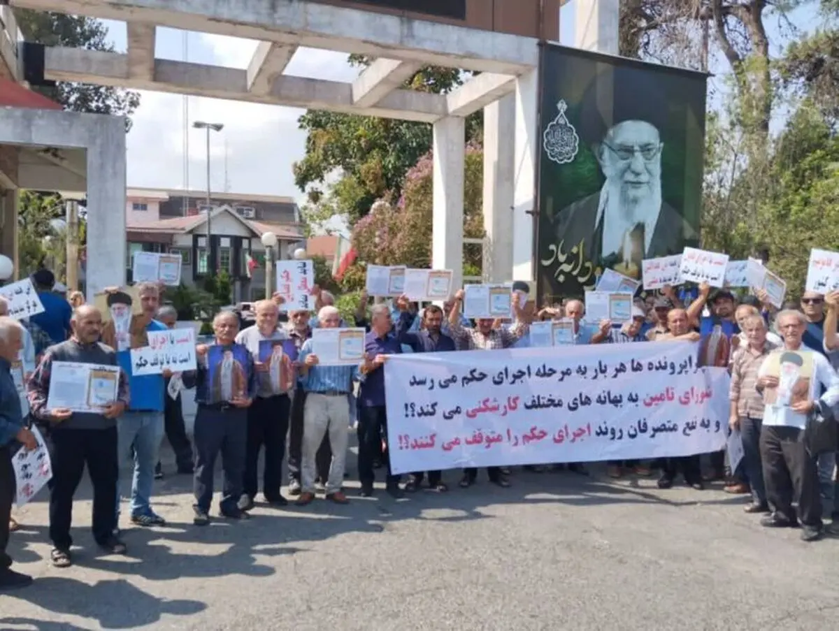 تجمع کارگران شاغل و بازنشسته شرکت شفارود در برابر استانداری گیلان/ زمین‌هایمان را می‌خواهیم