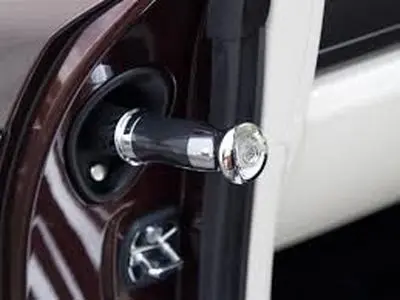 چرا رولزرویس داخل درب ماشین‌هاش چتر داره؟ + فیلم