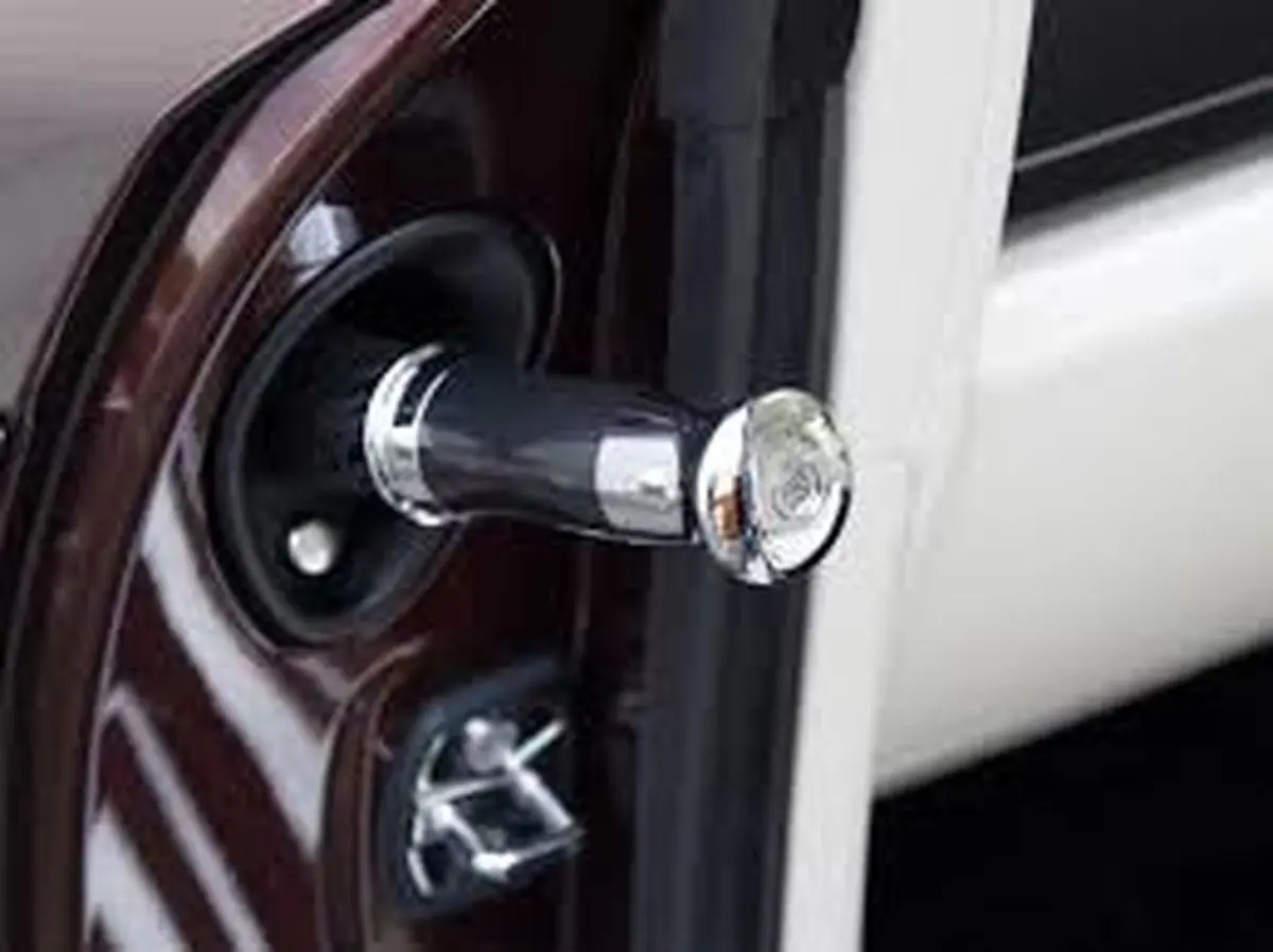 چرا رولزرویس داخل درب ماشین‌هاش چتر داره؟ + فیلم